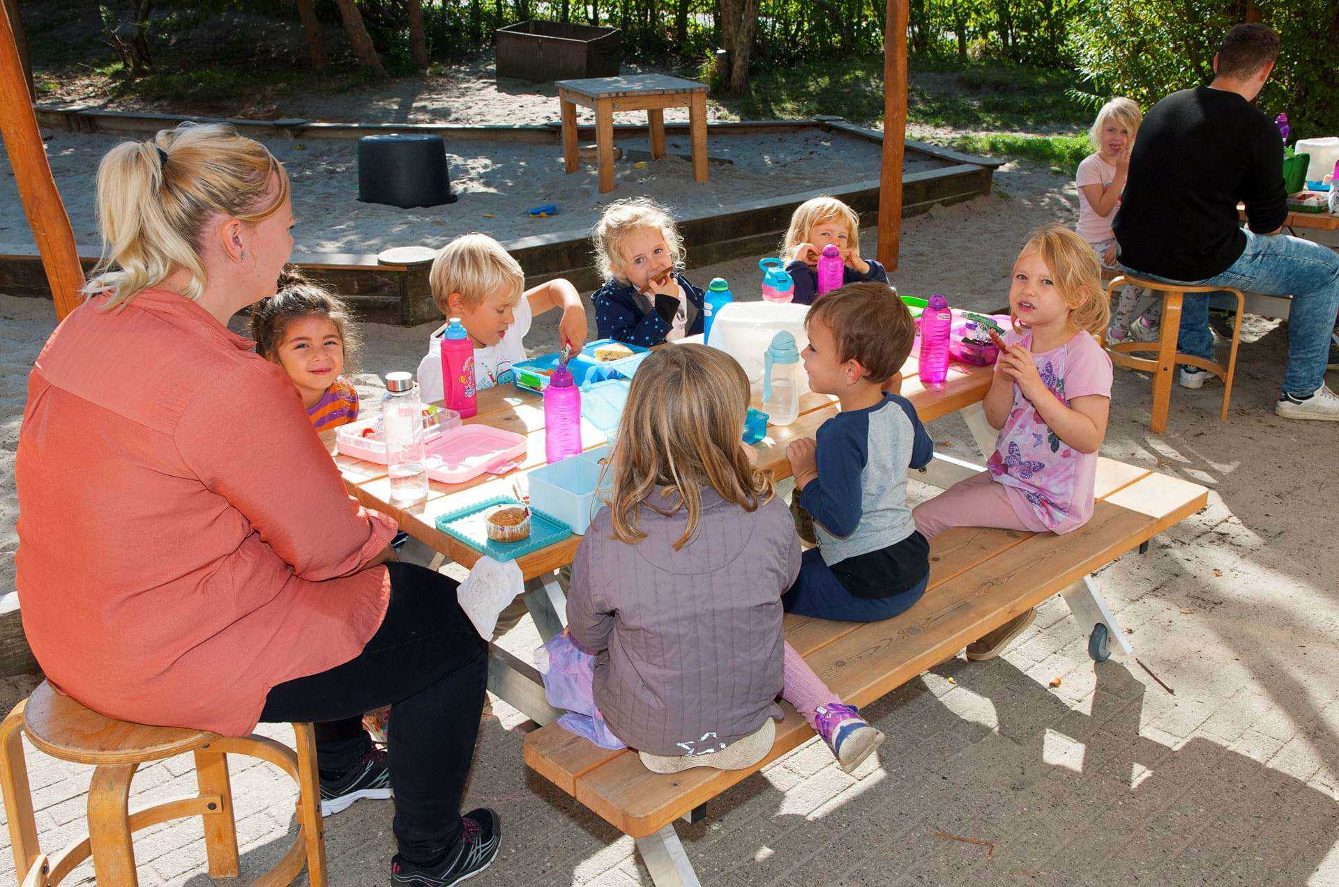 Frokostspisning udendørs