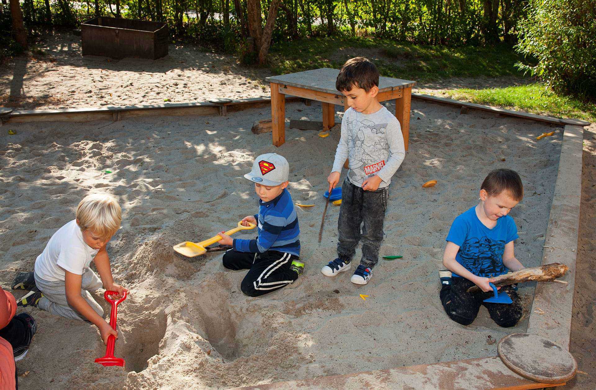 Børn leger i sandkasse